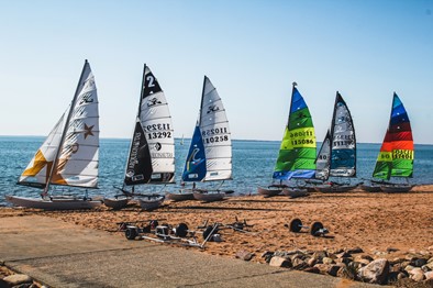 HobieCat er en 2 mandsjolle hvor man står i trapez. Og så er sejlene ofte kulørte.